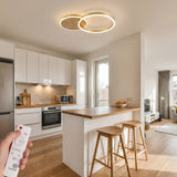 Plafón LED moderno para cocina integrada con acabados en blanco y madera.