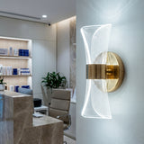 Lampara de pared Galaxy Gold instalada verticalmente en el area de counter de una oficina o clinica.