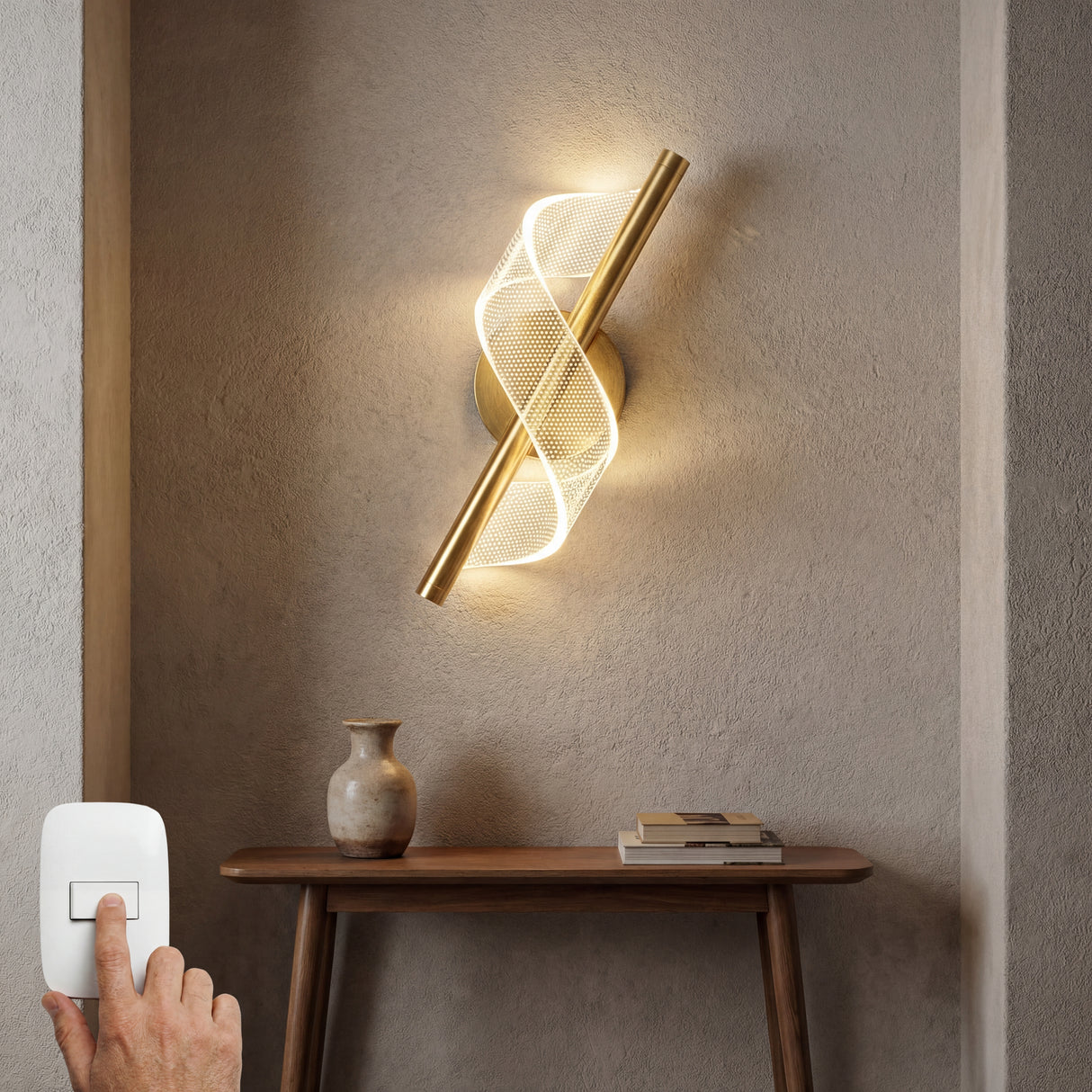 Lampara de pared Helix Gold vertical en un espacio de descanso junto a un cuadro decorativo.