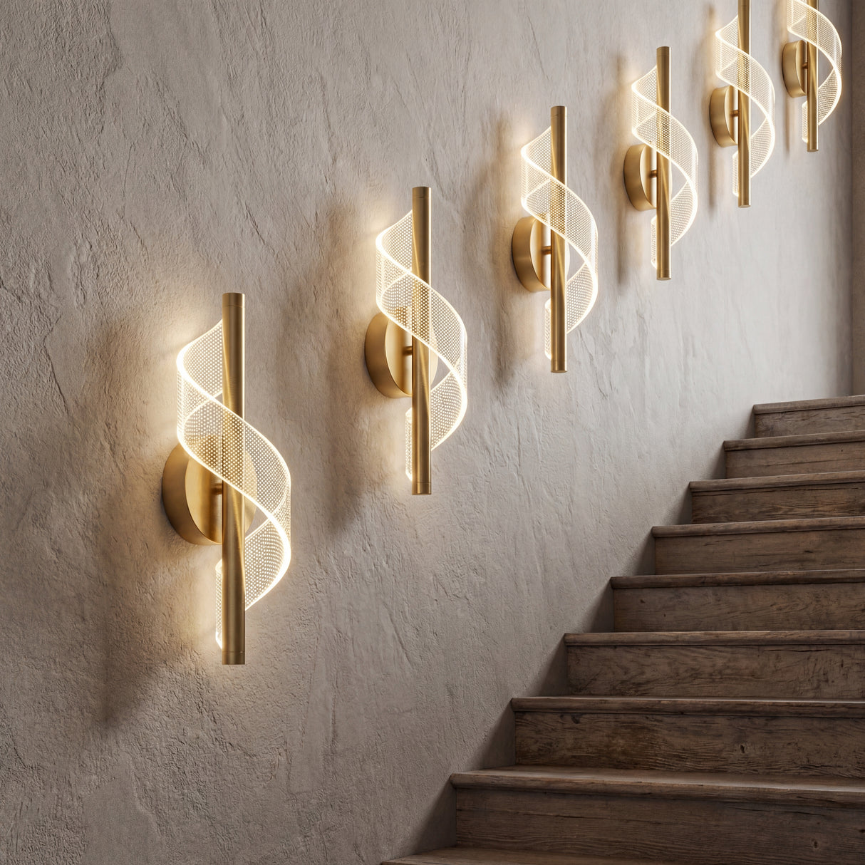 Sucesion de apliques Helix Gold instalados verticalmente para iluminar el recorrido de una escalera de piedra.