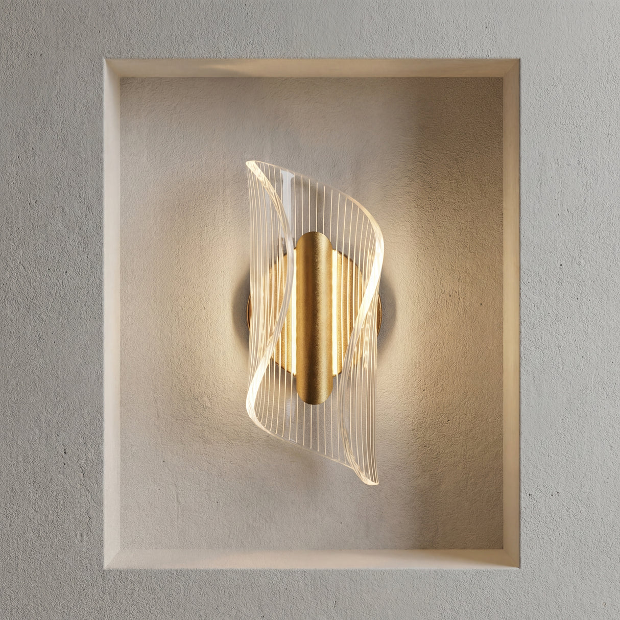 Lampara Vortex Gold instalada dentro de un nicho minimalista resaltando la arquitectura con luz indirecta.