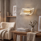 Aplicacion creativa de la lampara Vortex Gold colocada horizontalmente sobre una repisa decorativa.
