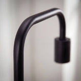 Detalle del cuerpo tubular curvo superior con acabados premium en negro mate satinado.