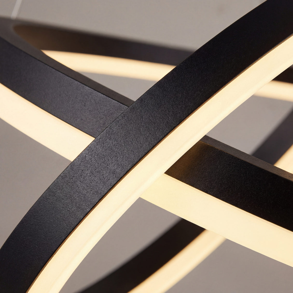 Primer plano de perfil de aluminio negro mate con difusor de polímero para iluminación LED homogénea.