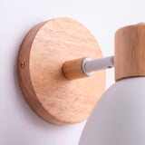Detalle en primer plano de florón en madera natural y chasis blanco con diseño minimalista.