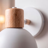 Detalle en primer plano de cuello en madera natural y chasis blanco con diseño minimalista.