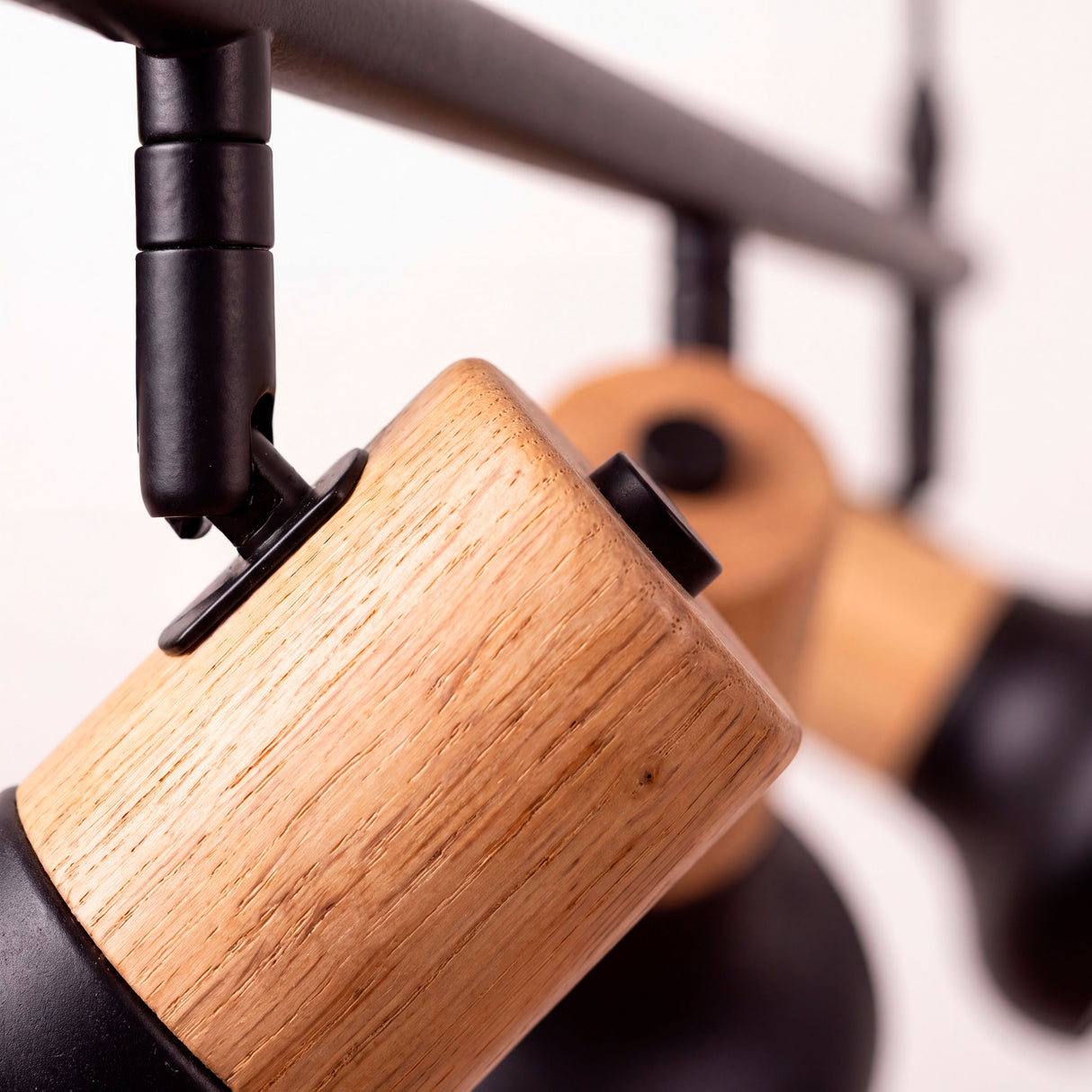 Detalle en primer plano de rótula orientable y cuerpo en madera natural con pintura electrostática.