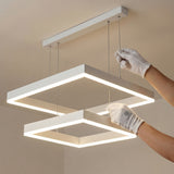 Proceso de nivelación de lámpara colgante blanca mediante cables de acero