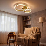 Lámpara de diseño sobre sillón orejero en rincón de lectura con luz acogedora.