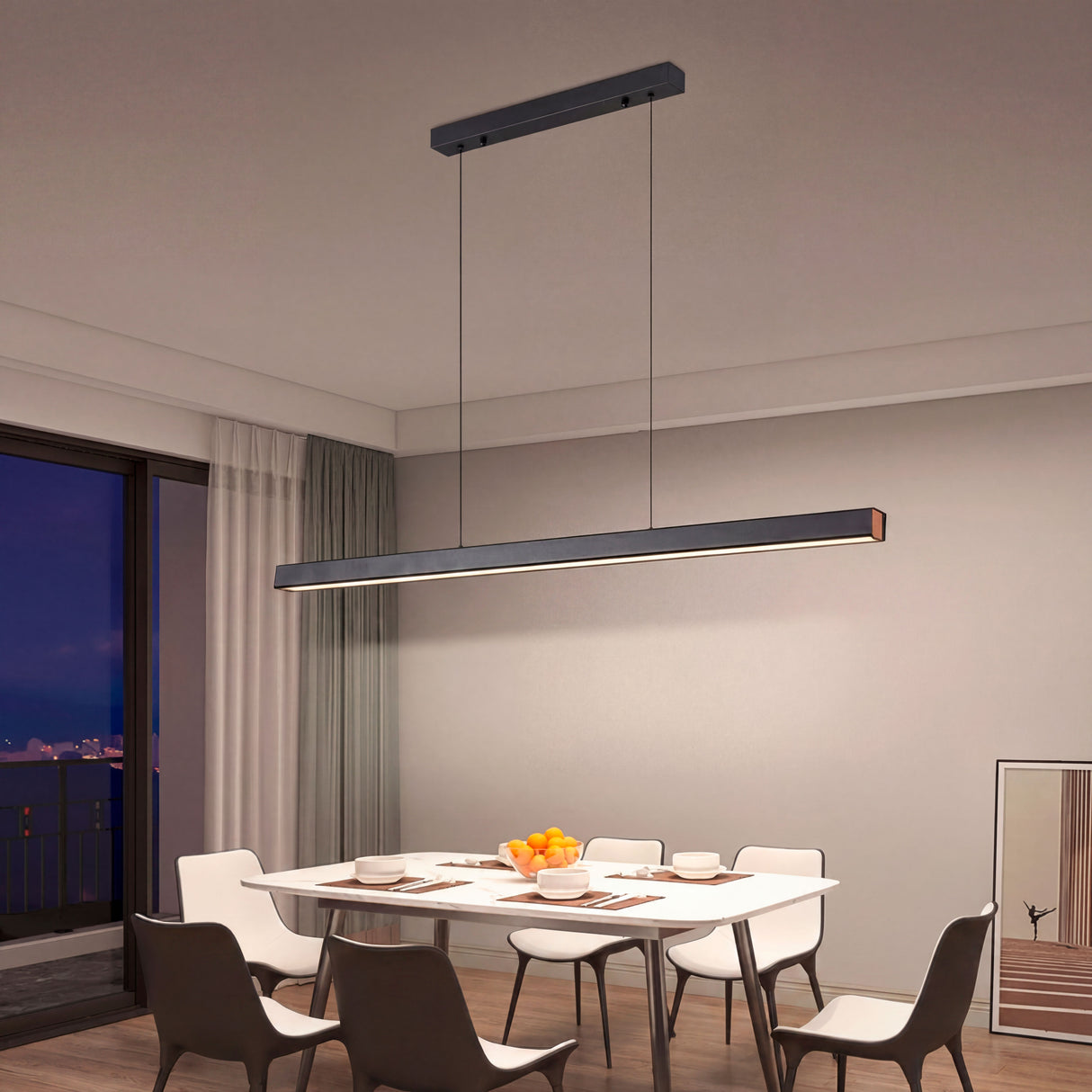 Escena nocturna de comedor iluminado por el perfil lineal Marsella en tono cálido.