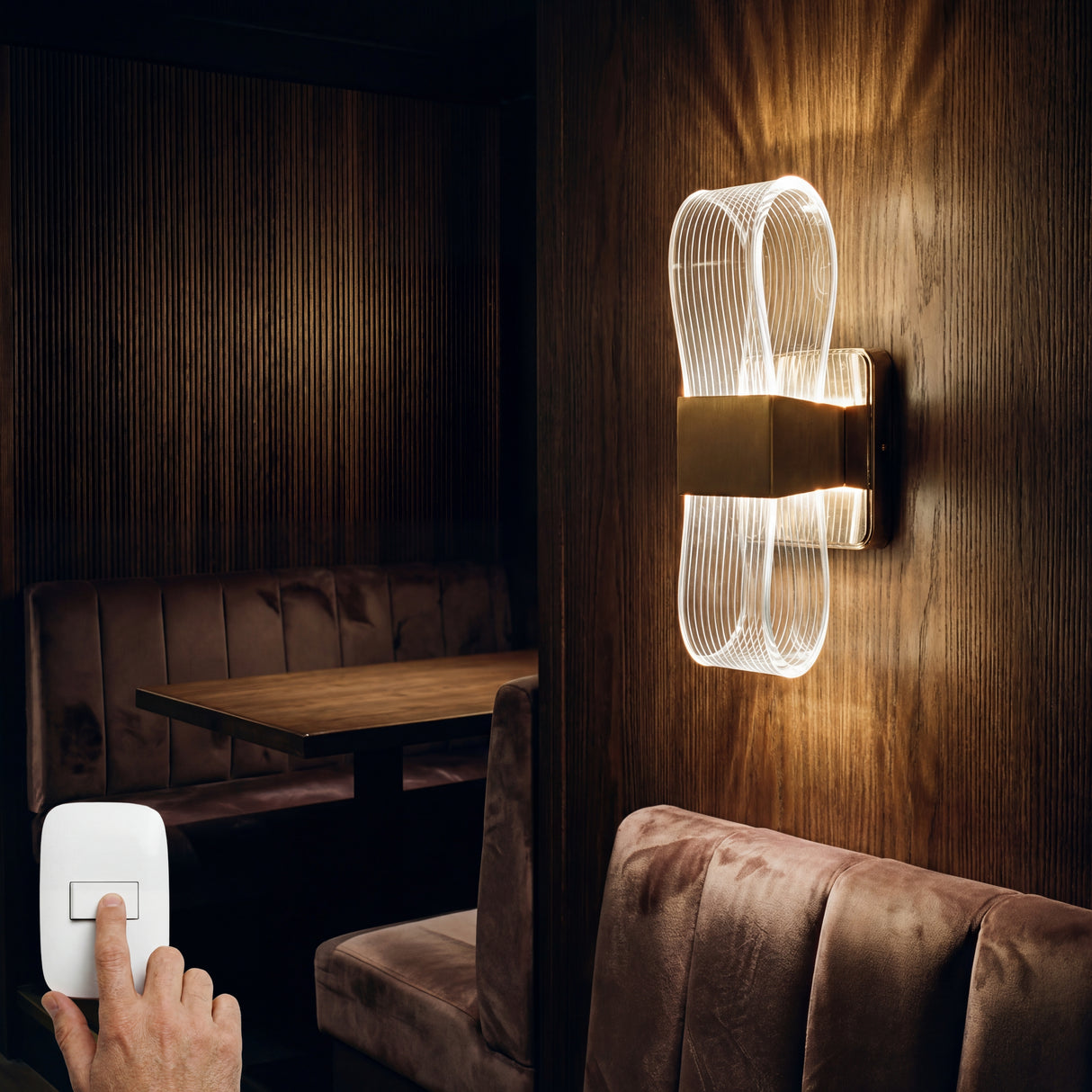 Ambiente de lounge bar con luz calida LED y apliques dorados de diseño fluido.