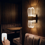Ambiente de lounge bar con luz calida LED y apliques dorados de diseño fluido.