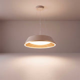 Proyección simétrica de luz cálida sobre superficie inferior creando ambientes de diseño y confort óptico.