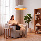 Ambiente de descanso con luminaria suspendida decorativa favoreciendo el relax en interiorismo escandinavo.