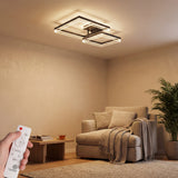 Luz tenue de plafón cuadrado en rincón de lectura con sillón y plantas de interior.