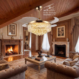 Salón acogedor con chimenea y ventilador de techo dorado de diseño elegante.