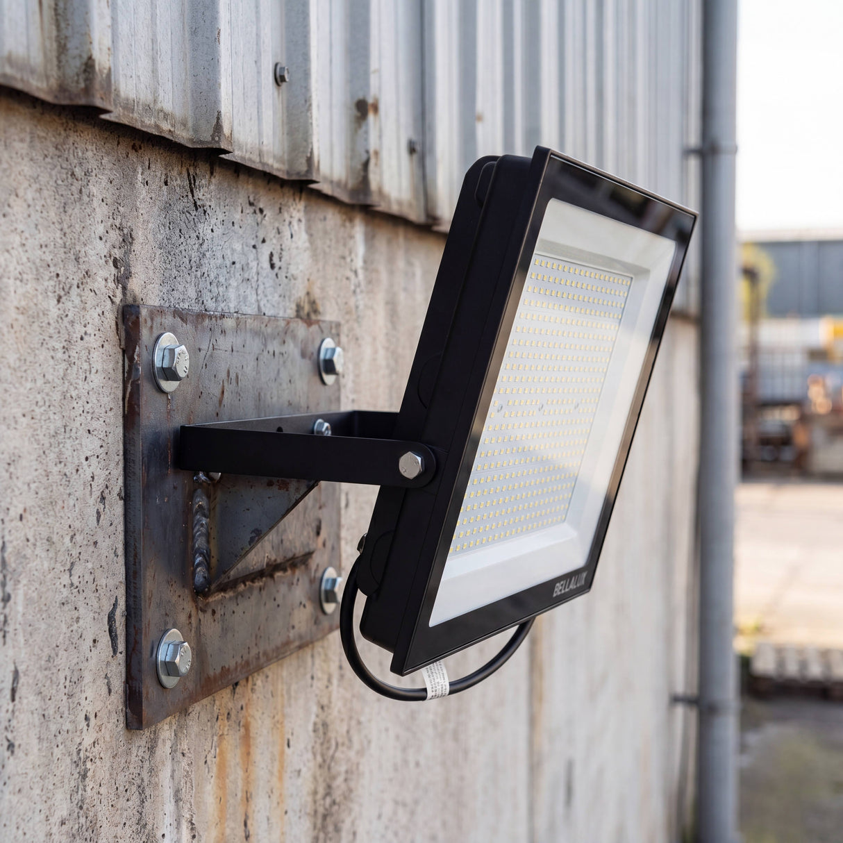 Fijación robusta sobre soporte metálico para proyectos de iluminación técnica e industrial.