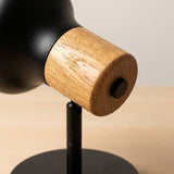 Detalle del portasocket de madera natural del spot ALMA BAR