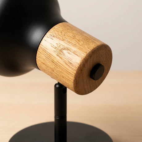 Detalle del portasocket de madera natural del spot ALMA BAR