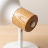 Detalle del portasocket de madera natural del spot blanco