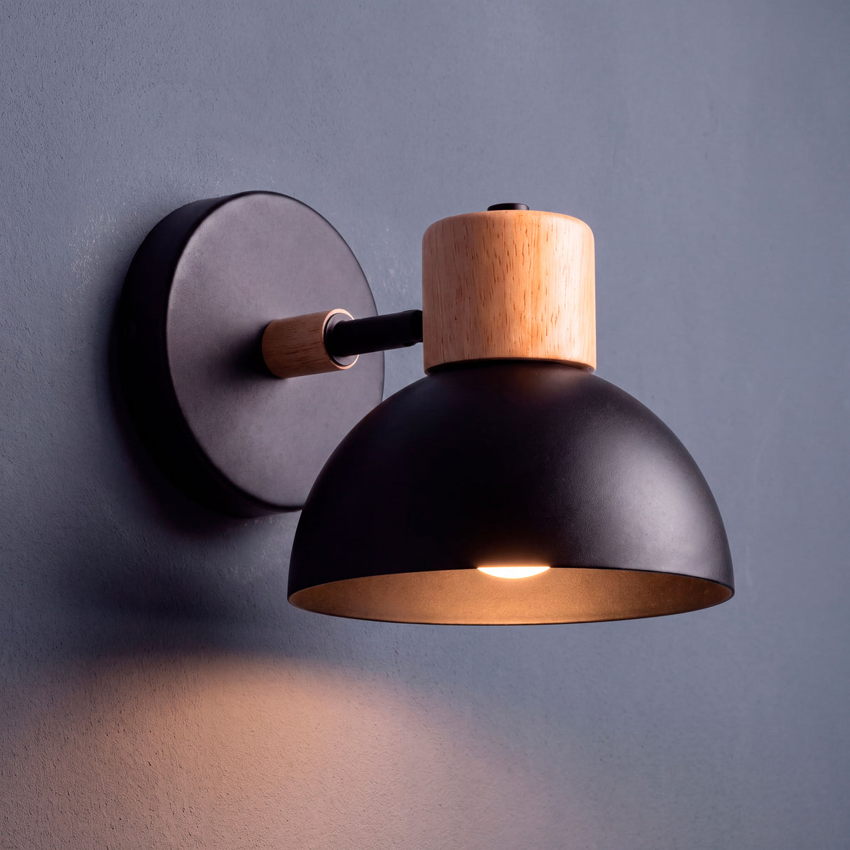 Detalle del brazo con acento de madera del aplique de pared ALMA