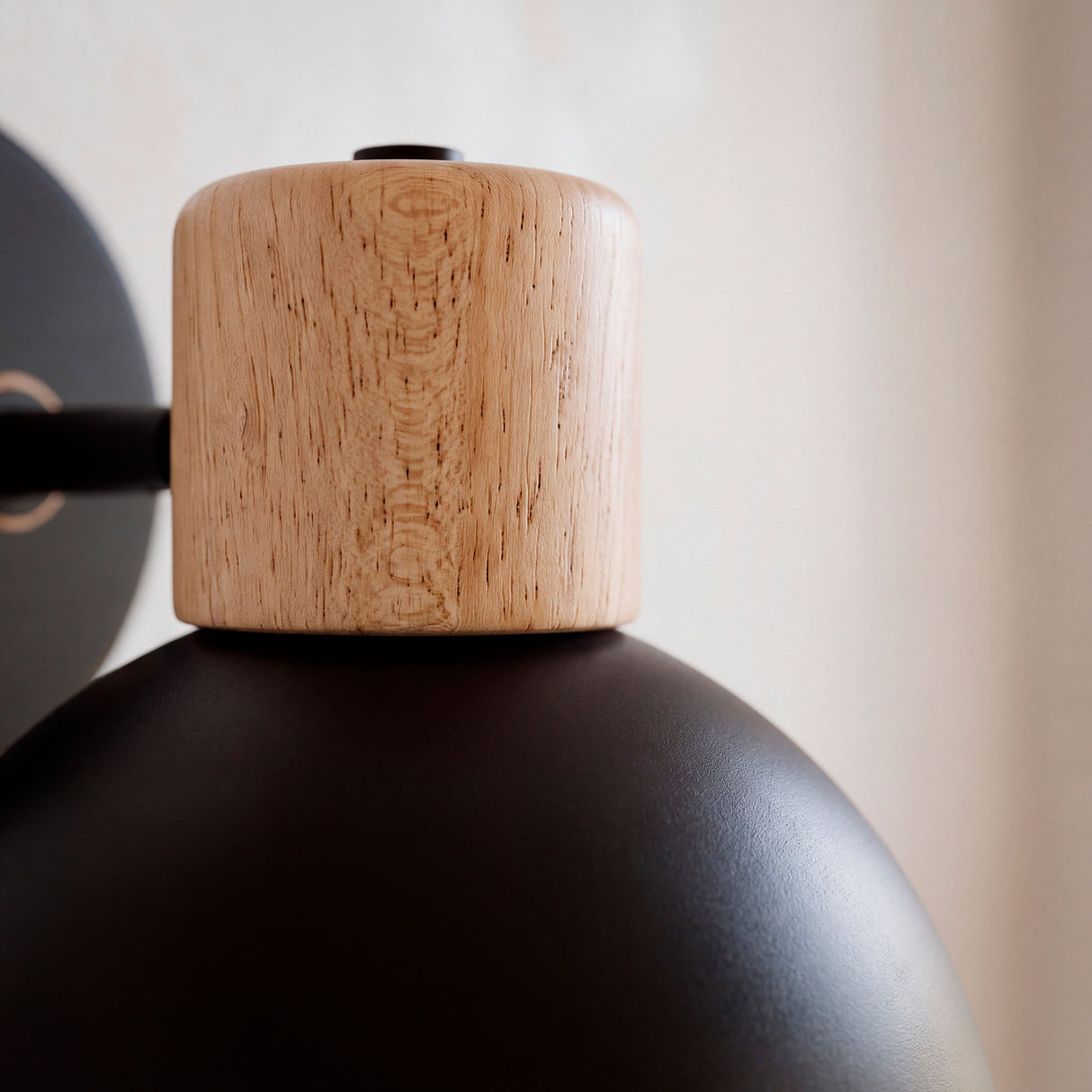 Primer plano del socket de madera natural sobre la campana negra