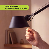 Mano ajustando fácilmente la articulación del aplique de pared Teo