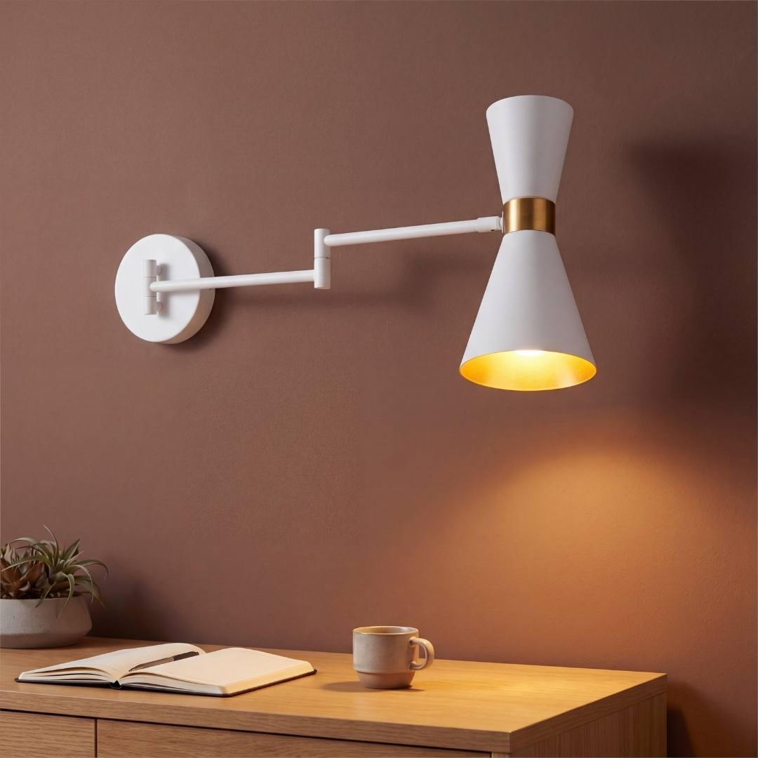 Aplique de pared blanco y dorado CAPRI con brazo extendido iluminando un escritorio