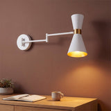 Aplique de pared blanco y dorado CAPRI con brazo extendido iluminando un escritorio