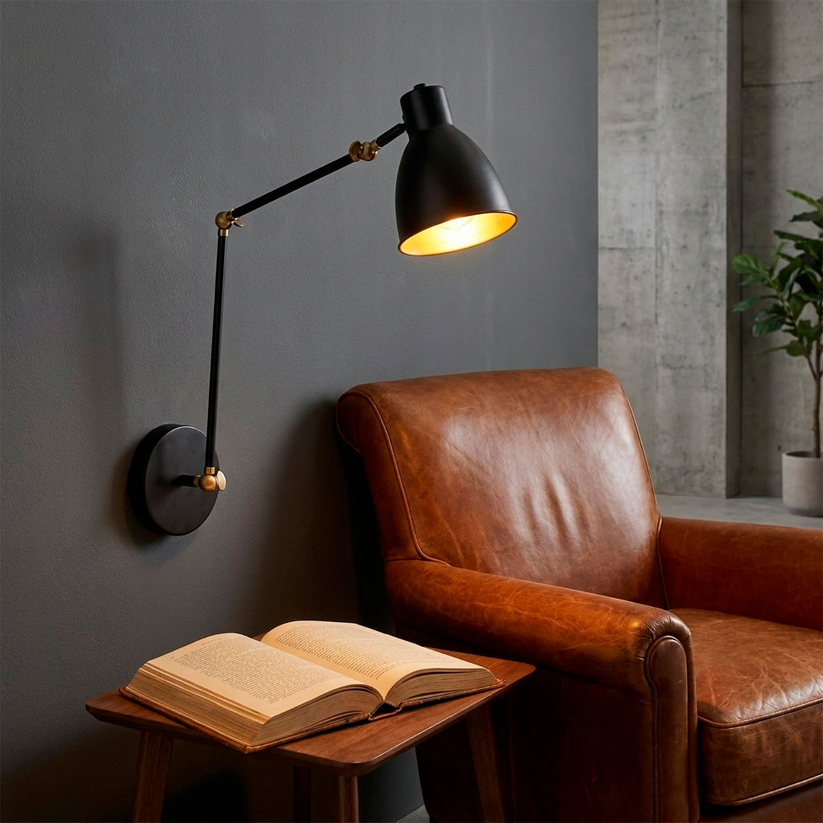 Luminaria de pared articulada en aluminio negro mate con interior dorado para proyectos de iluminación técnica.