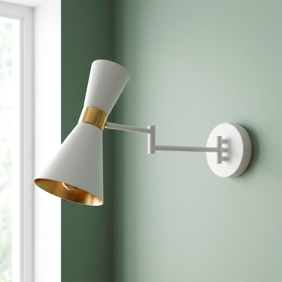 Luminaria de pared con brazo plegable y cabezal cónico para proyectos de iluminación técnica.