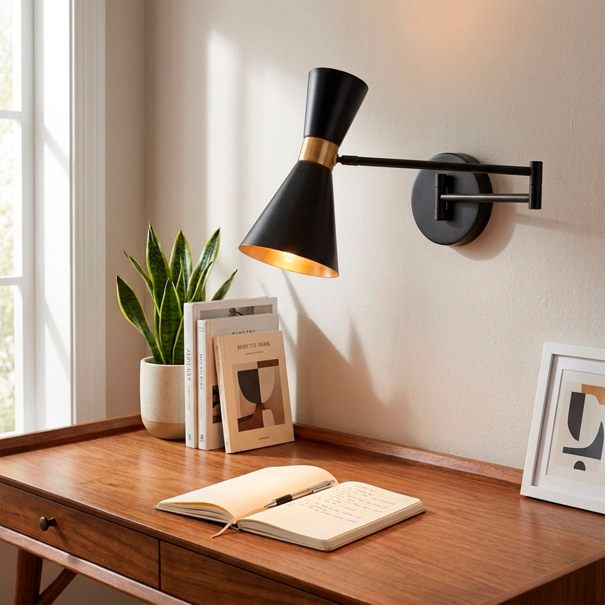 Luminaria de pared con brazo plegable y cabezal cónico para proyectos de iluminación técnica.