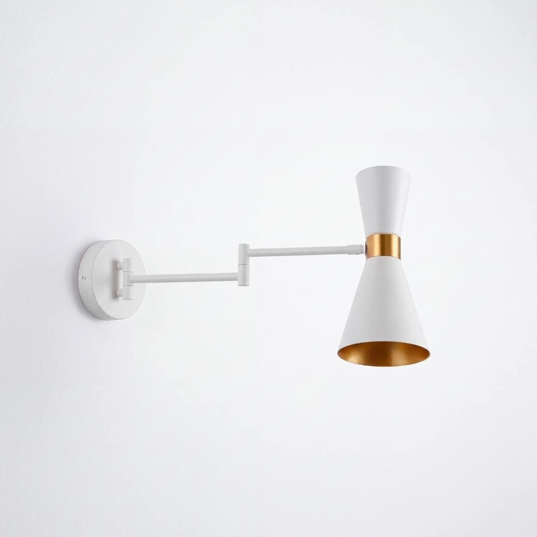 Aplique de pared blanco y dorado con el brazo articulable completamente extendido