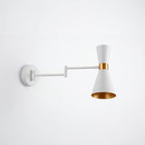 Aplique de pared blanco y dorado con el brazo articulable completamente extendido
