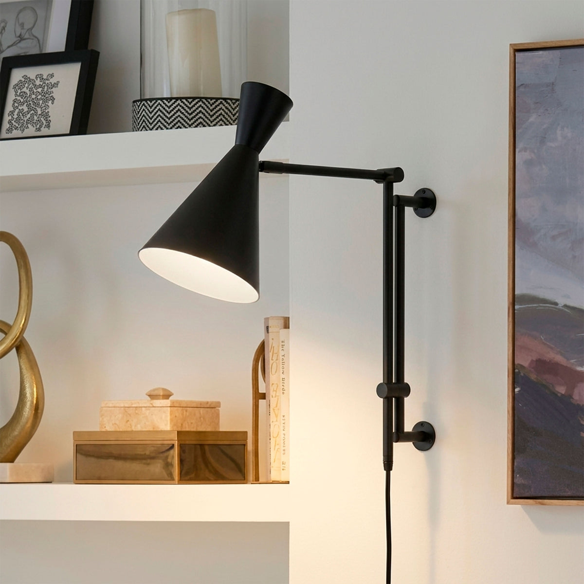Aplique de pared con brazo articulado en aluminio negro para proyectos de iluminación técnica.