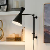 Aplique de pared con brazo articulado en aluminio negro para proyectos de iluminación técnica.