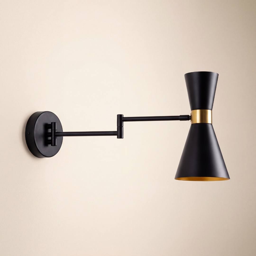 Aplique de pared CAPRI BLACK GOLD con el brazo articulable plegado contra la pared