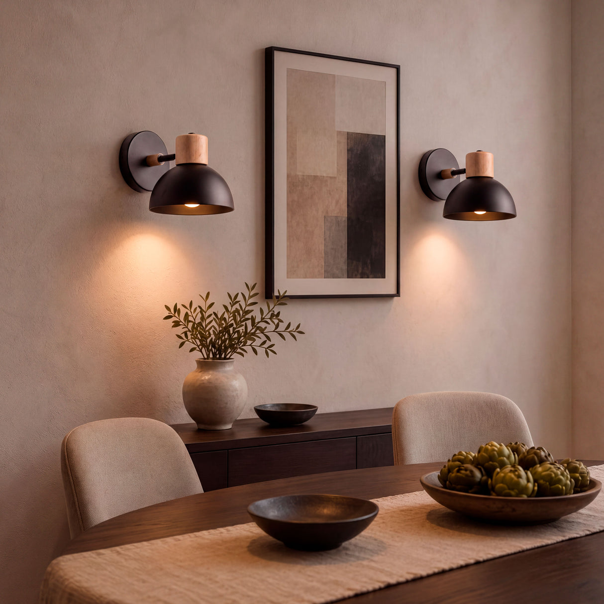 Aplique de pared negro y madera iluminando comedor con cuadro
