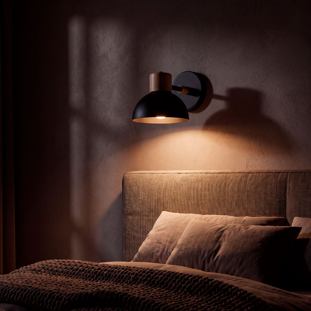Aplique de pared con luz cálida nocturna en dormitorio con cama