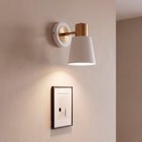 Aplique de pared cónico de perfil con brazo dorado sobre fondo blanco