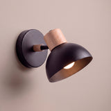 Aplique de pared domo en negro con socket de madera sobre fondo blanco