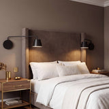 Aplique de pared para dormitorio instalado junto a la cabecera de la cama