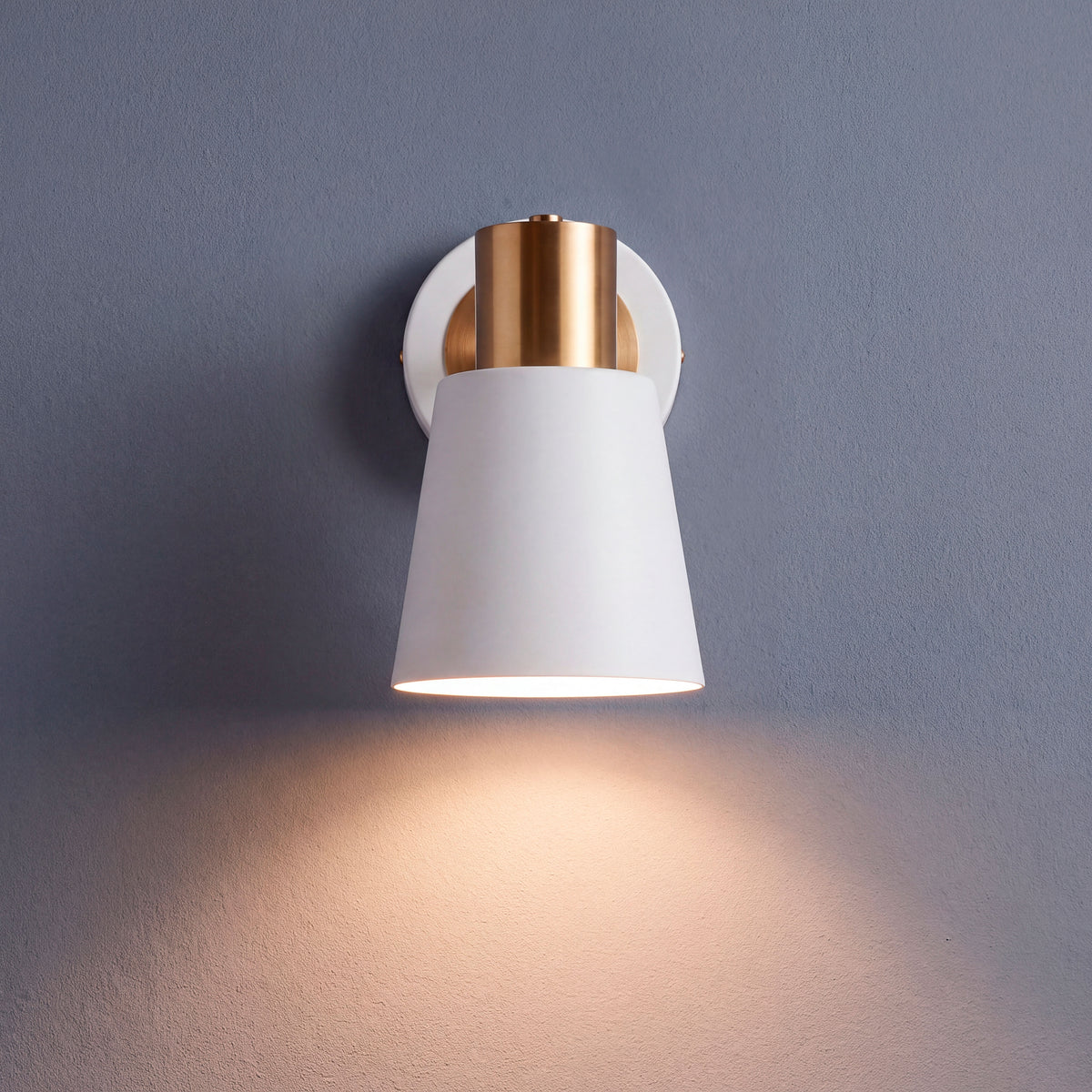 Aplique de pared iluminando dormitorio con cuadro sobre la cama