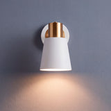 Aplique de pared iluminando dormitorio con cuadro sobre la cama