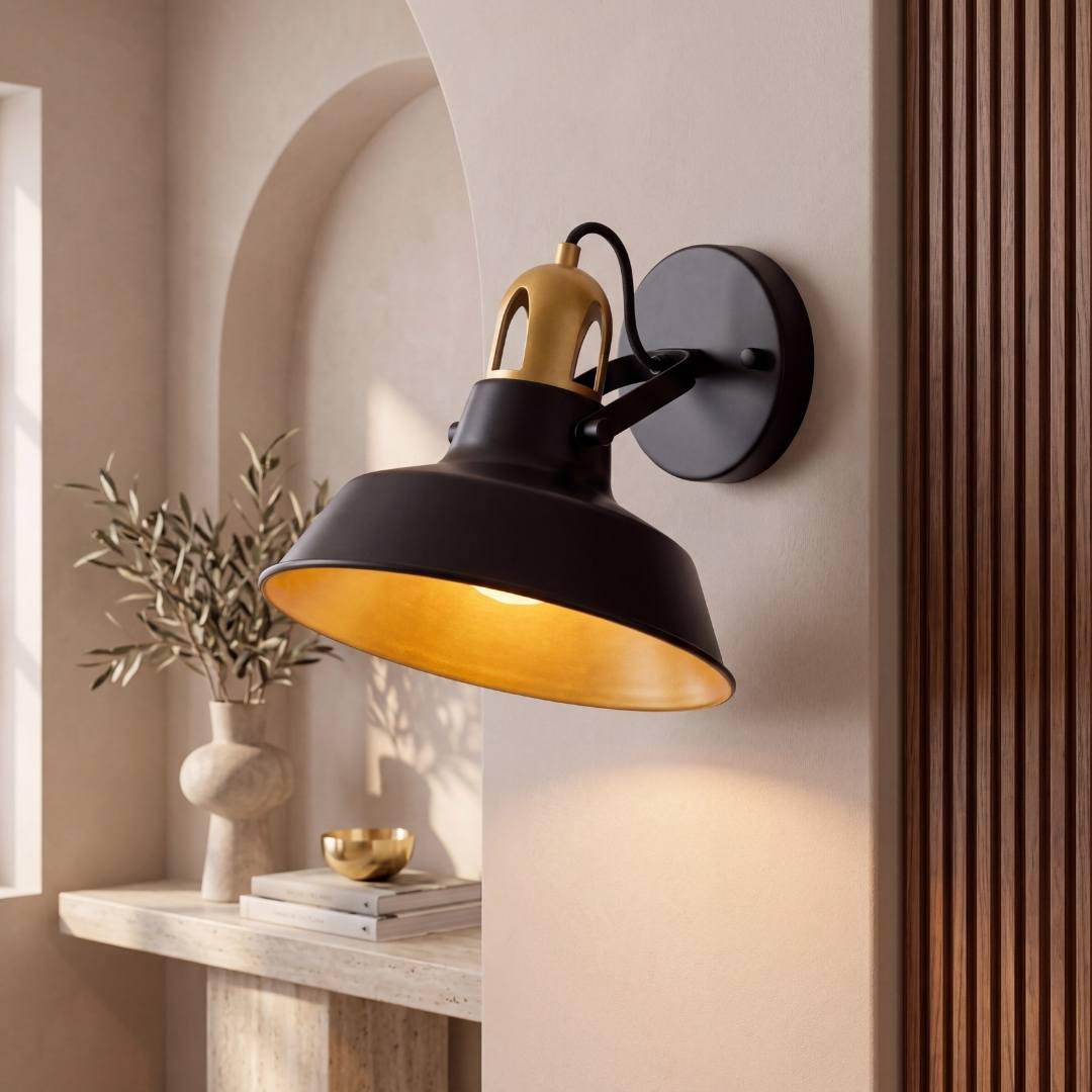 Aplique de pared industrial SOHO negro y dorado encendido junto a un nicho en arco