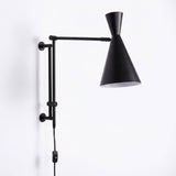 Aplique de pared IRIS negro en vista tres cuartos con brazo extendido