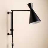 Aplique de pared IRIS negro mate con brazo extendido, vista frontal