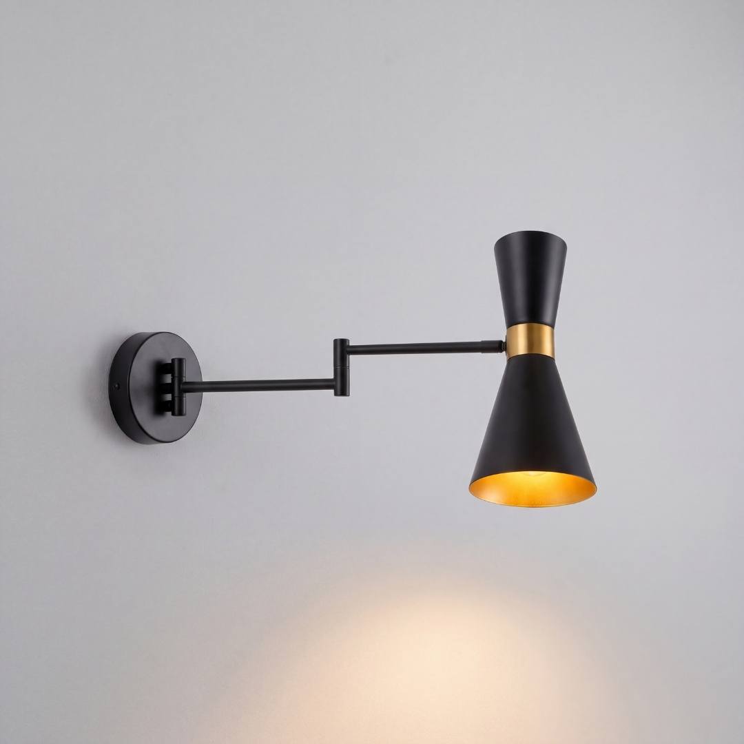 Aplique negro encendido proyectando luz cálida dorada hacia abajo