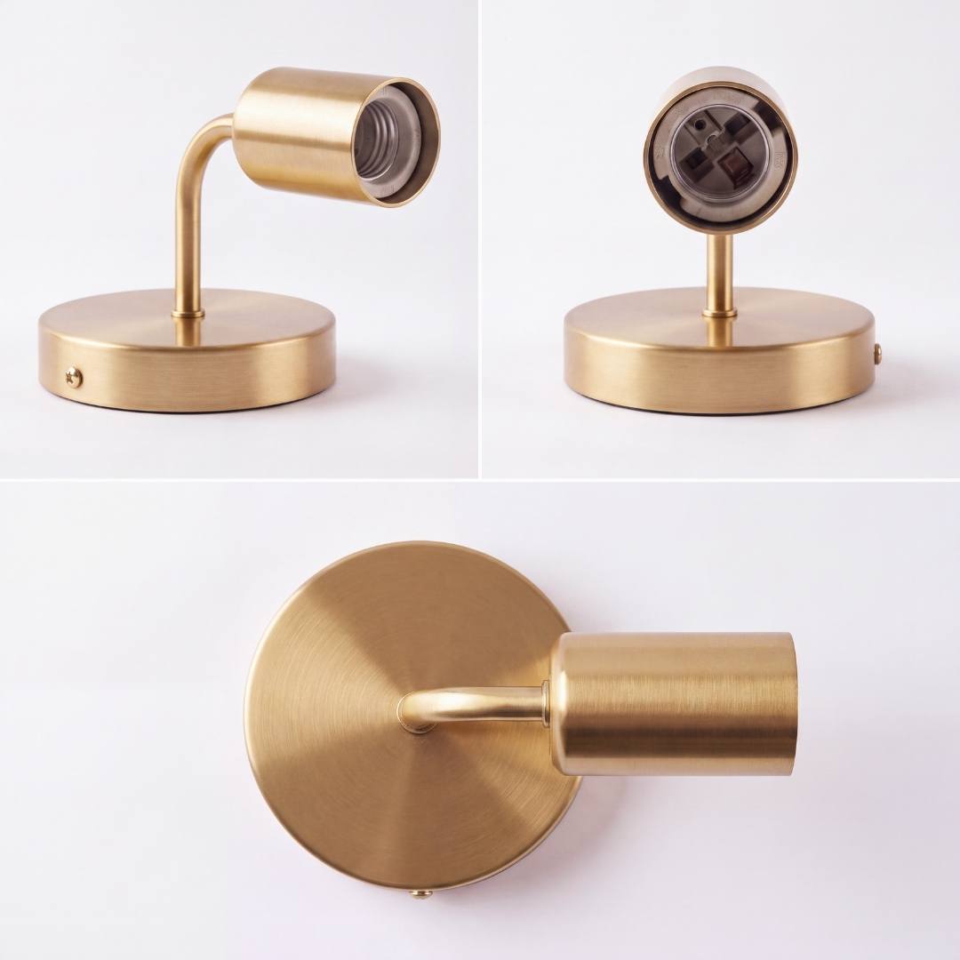 Detalle del brazo curvo dorado satinado y socket del aplique