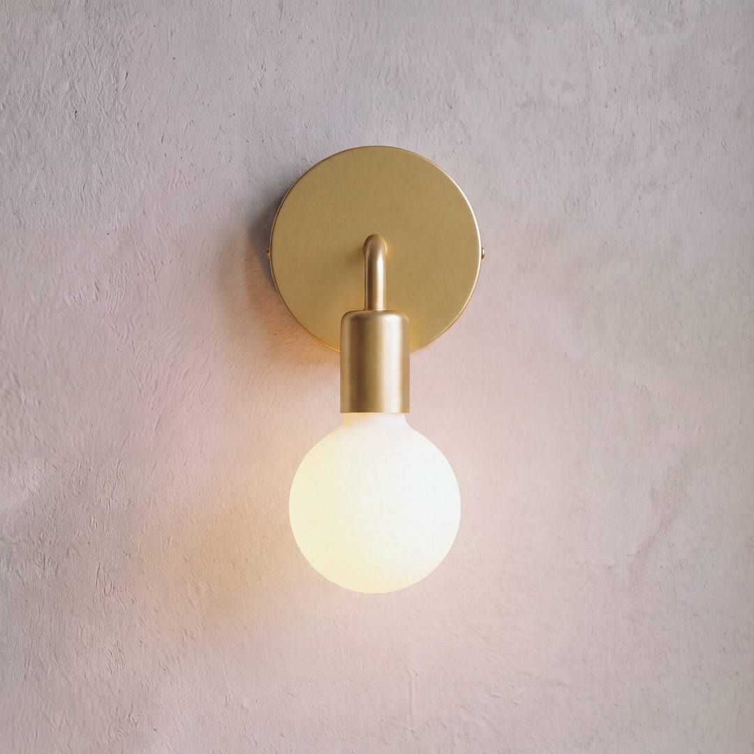 Aplique de pared Mia dorado visto de perfil sobre fondo claro